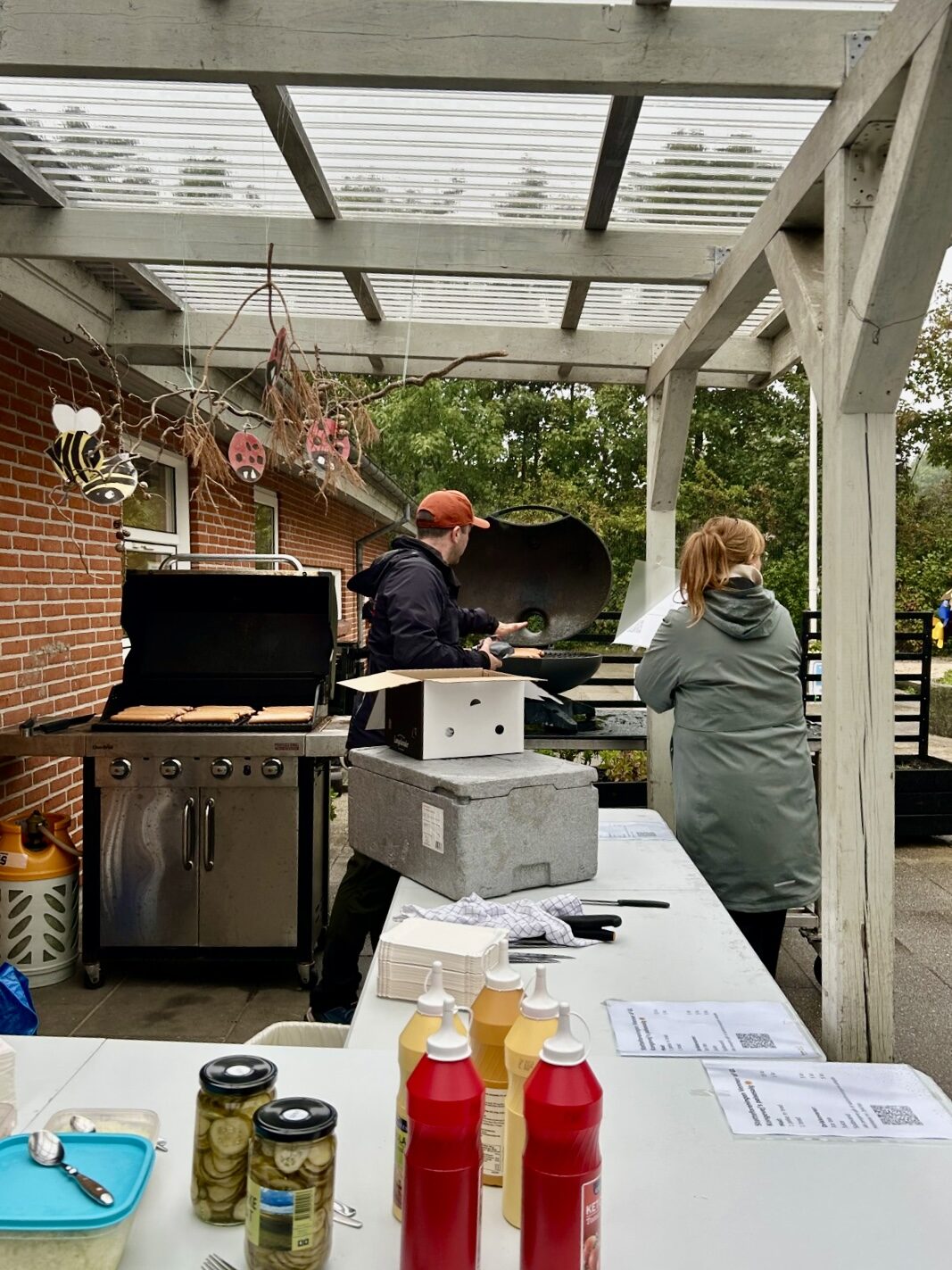 Pølsesalg til sommerfesten